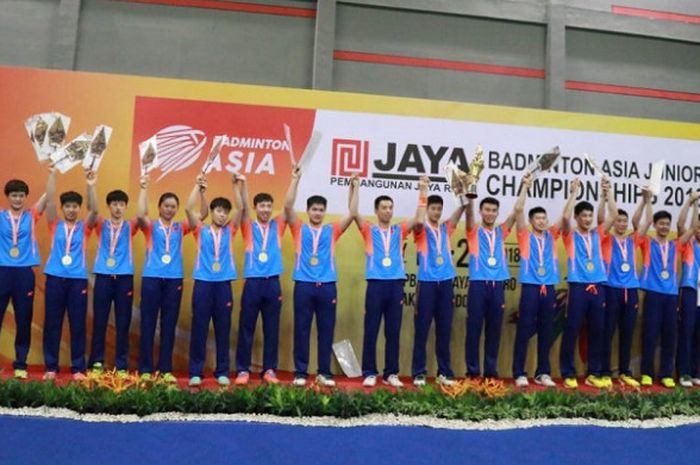 Tim bulu tangkis China berpose di podium setelah memastikan diri sebagai juara nomor beregu pada Kej