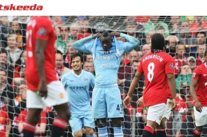 Selebrasi Mario Balotelli saat derbi Manchester yang mempertemukan Manchester United vs Manchester City, di Old Trafford, 23 Oktober 2011.