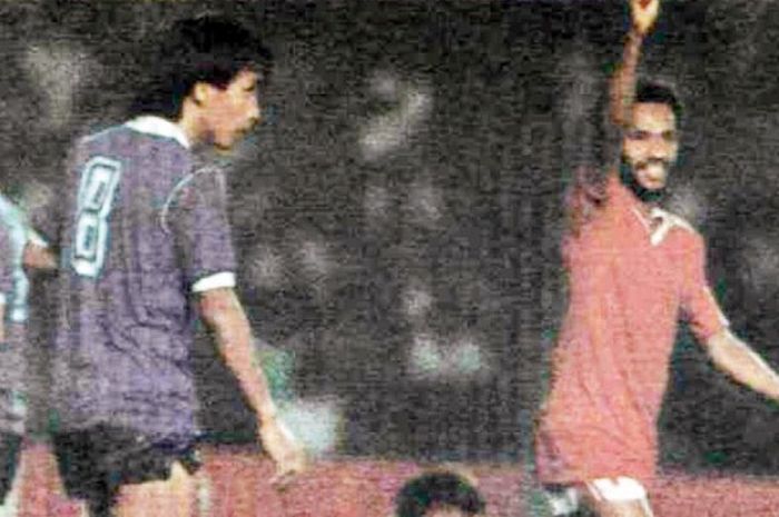 Striker timnas Indonesia, Rully Nere, melakukan selebrasi setelah mencetak gol kedua ke gawang Thailand dalam laga Piala Kemerdekaan III di Stadion Utama Senayan, Jakarta, pada 2 Agustus 1987.