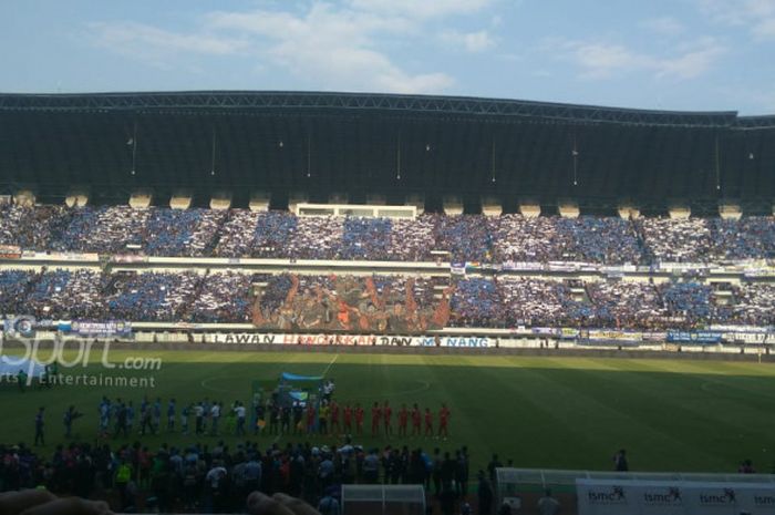  Koreografi bobotoh pada laga Persib Bandung kontra Persija Jakarta di Stadion Gelora Bandung Lautan Api