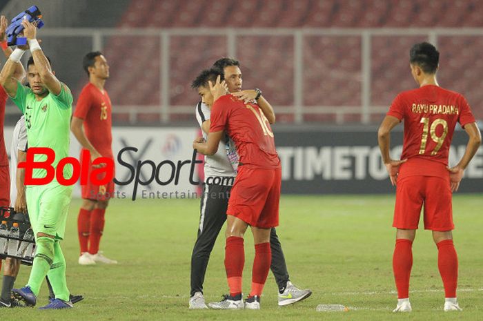 Pelatih timnas Indonesia, Bima Sakti memeluk bek Fachrudin Aryanto seusai skuat Garuda menang atas Timor Leste pada laga kedua Grup B Piala AFF 2018 di SUGBK, 13 November 2018. 