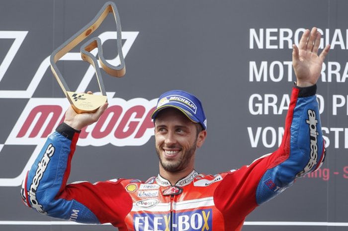 Juara GP Austria dari tim Ducati, Andrea Dovizioso, berpose dengan trofi yang diraihnya setelah memenangi balapan di Red Bull Ring, Spielberg, Minggu (13/8/2017).