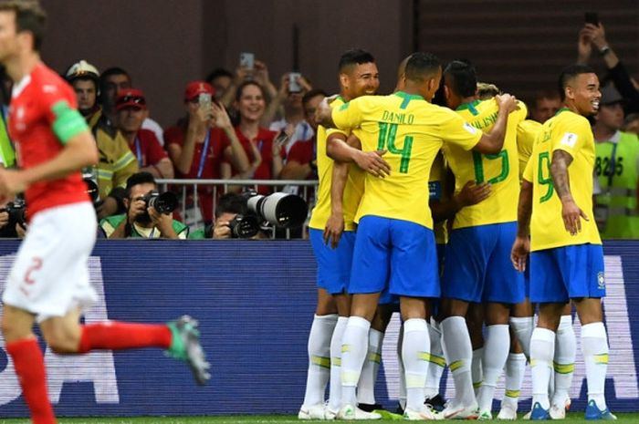 Pemain Brasil melakukan selebrasi setelah Philippe Coutinho mencetak gol ke gawang Swiss pada laga pertama babak penyisihan Grup E Piala Dunia 2018 di Rostov Arena, Minggu (17/6/2018) waktu setempat atau Senin dini hari WIB.