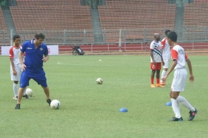 Ciro Ferrara sedang memimpin coaching clinic di Stadion Utama Gelora Bung Karno, Sabtu (21/5/2016).