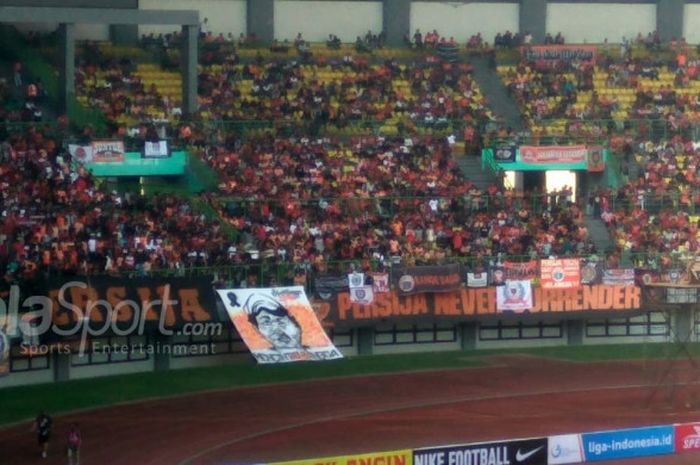 Curva Nord The Jak Mania memasang spanduk dengan wajah almarhum Haringga Sirila pada laga Persija Jakarta dan Perseru Serui, di Stadion Patriot Chandrabhaga, Bekasi, Senin (8/10/2018).