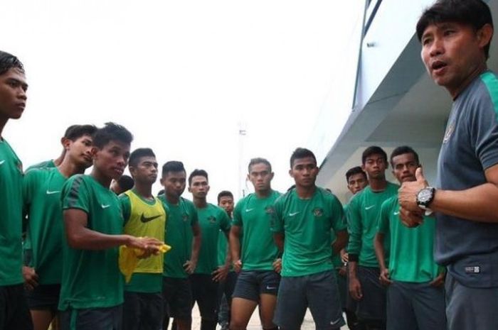 Pelatih Eduard Tjong (kanan) memberikan pengarahan kepada para pemain Indonesia U-19 pada latihan di Vietnam Youth Training Centre, Hanoi, Sabtu (10/9/2016) sore. 