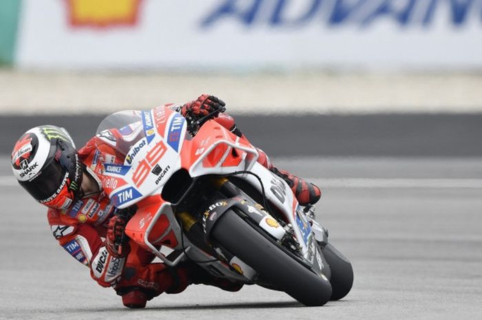 Pebalap tim Ducati, Jorge Lorenzo, saat beraksi dalam sesi latihan bebas MotoGP Malaysia, Jumat (27/10/2017).