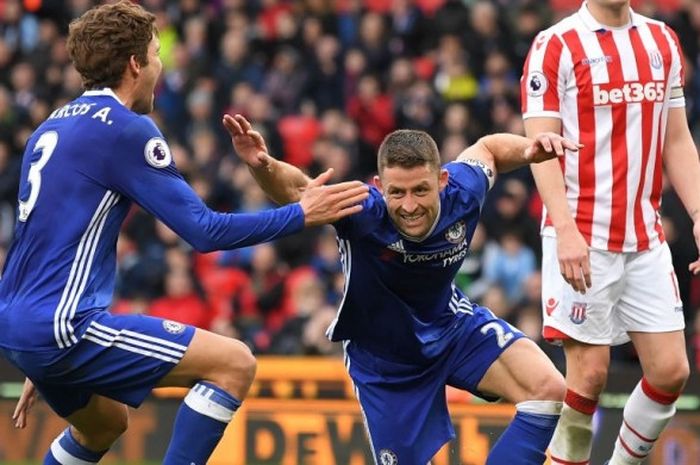 Selebrasi bek Chelsea, Gary Cahill (tengah), seusai mencetak gol kemenangan timnya atas Stoke City dalam pertandingan Premier League 2016-2017 di Stadion Britannia, Stoke-on-Trent, Inggris, pada Sabtu (18/3/2017).