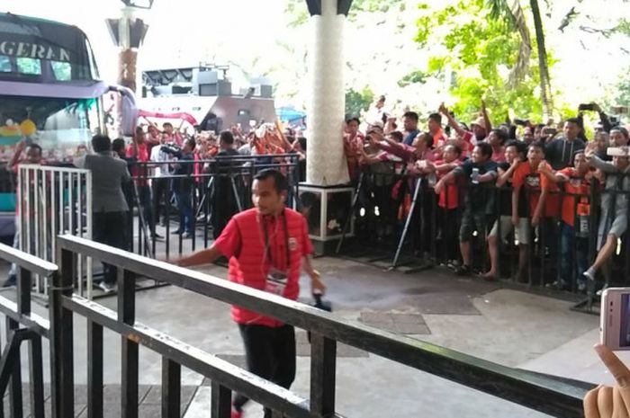 Jakmania menyambut kedatangan skuat Persija Jakarta di Stadion Manahan Solo jelang pertandingan kontra PSMS Medan, Senin (12/2/2018)