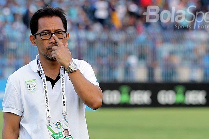 Pelatih Persela Lamongan, Aji Santoso, saat mendampingi timnya melawan Persegres Gresik United dalam laga pekan ke-27 Liga 1 di Stadion Surajaya Lamongan, Jawa Timur, Sabtu (30/09/2017) sore.