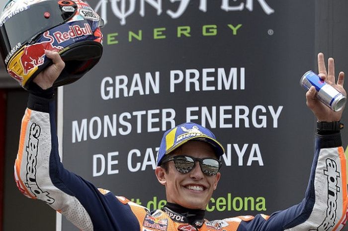 Pebalap Repsol Honda, Marc Marquez, berpose di podium setelah finis kedua pada GP Catalunya di Circuit de Barcelona-Catalunya, Minggu (17/6/2018).