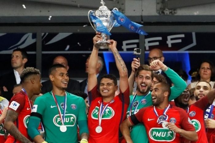 Kapten Paris Saint-Germain, Thiago Silva, mengangkat trofi juara Coupe de France atau Piala Prancis setelah menekuk Angers SCO dalam laga final di Stade de France, Saint-Denis, 27 Mei 2017.
