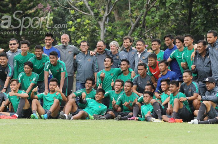  Timnas U-23 Indonesia menggelar game internal di Lapangan ABC, Senayan, Jakarta Pusat, Minggu (21/1/2018) 