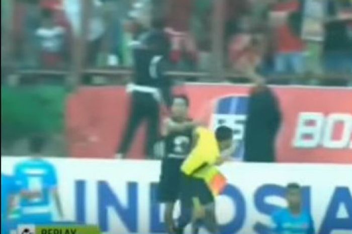 Suporter PSM Makassar turun lapangan pukul asisten wasit saat laga melawan Perseru Serui, Minggu (5/8/2018).