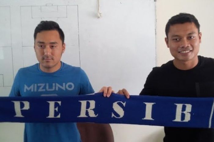 Duo pemain anyar Persib, Shohei Matsunaga (kiri) dan Dedi Kusnandar (kanan) berpose bersama di mes Persib, Jalan Ahmad Yani, Kota Bandung, Senin (2/1/2016) siang. 