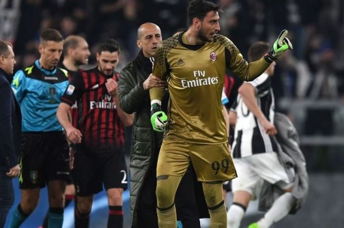 Kiper AC Milan, Gianluigi Donnarumma, bereaksi keras ke asisten wasit seusai laga Serie A antara Juventus dan AC Milan di Juventus Stadium, Turin, Jumat (10/3/2017).