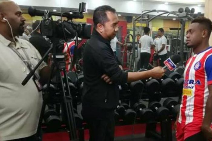 Gelandang asal Indonesia milik klub Liga Premier Malaysia, Felcra FC, David Laly dalam sebuah wawancara dengan salah satu TV Negeri Jiran pada 12 Agustus 2018.
