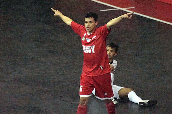 Pemain Universitas Negeri Yogyakarta melakukan selebrasi seusai mencetak gol ke gawang Universitas Kristen Satya Wacana dalam laga LIMA Futsal Kaskus CJYC 2017 yang berlangsung di GOR Ki Bagoes Hadikoesoemo, UII Yogyakarta, Senin (21/8).