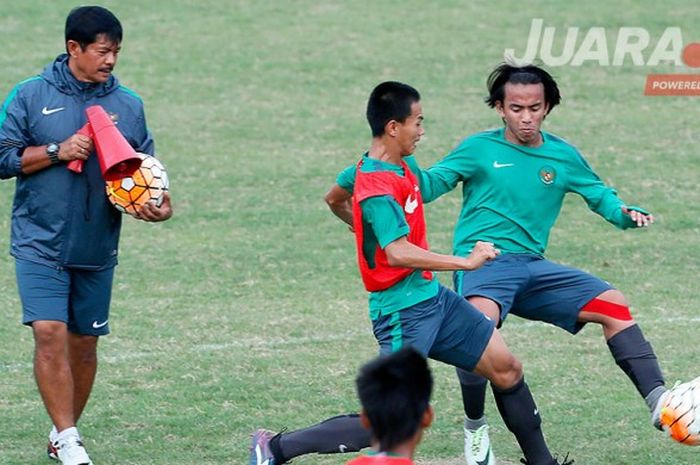 Pelatih timnas U-18 Indonesia, Indra Sjafri, memegang mikrofon sebagai alat untuk memberikan instruksi ke pemain dalam seleksi tahap kedua skuat Garuda Muda di  lapangan Atang Sutresna, Markas Kopassus, Cijantung, Jakarta Timur, Jumat (7/4/2017).