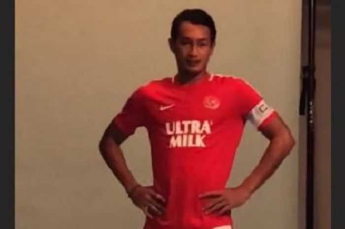 Hansamu Yama dalam sesi foto jersey timnas Indonesia