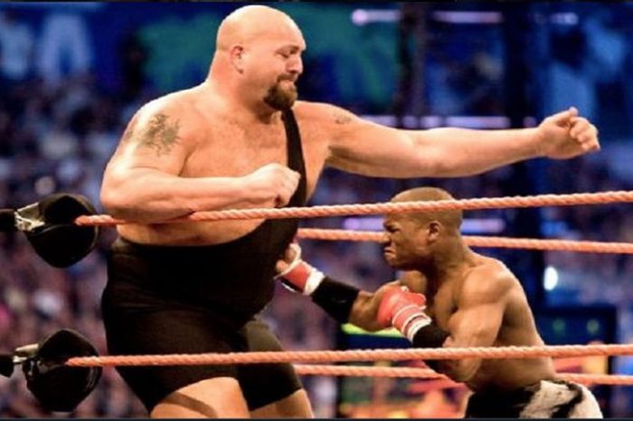 Big Show (kiri) saat berduel dengan Floyd Mayweather Jr. (kanan) dalam ajang WrestleMania XXIV yang 