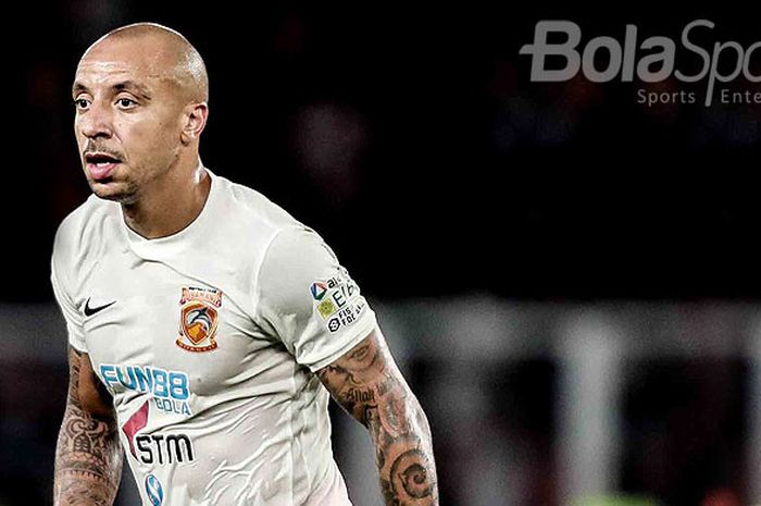 Gelandang Borneo FC, Julien Faubert, saat tampil melawan Persija Jakarta dalam laga pekan keempat Li