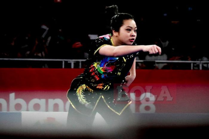 Pewushu nasional Indonesia, Juwita Niza Wasni, beraksi pada kelas Taijiquan putri Asian Games 2018 pada Minggu, (19/8/2018) di Jiexpo, Kemayoran, Jakarta.