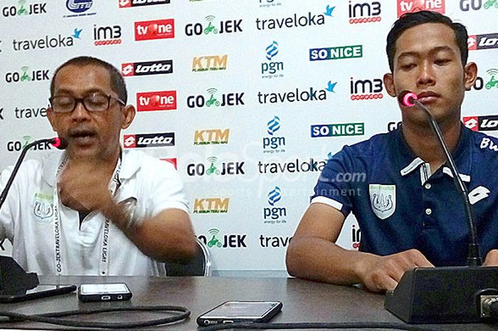 Pelatih Persela Lamongan, Aji Santoso (kiri) bersama Birrul Walidan berbicara kepada media usai laga melawan Persiba Balikpapan di Stadion Surajaya Lamongan, Minggu (5/11/2017).