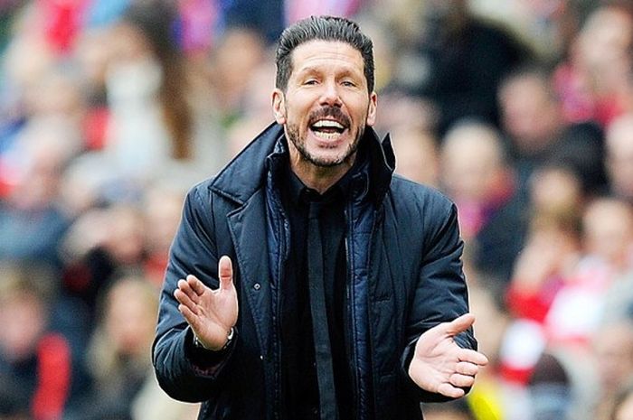 Pelatih Atletico Madrid, Diego Simeone, memberi semangat timnya saat melawan Eibar di stadion Vicente Calderon, Madrid, 6  Februari 2016.