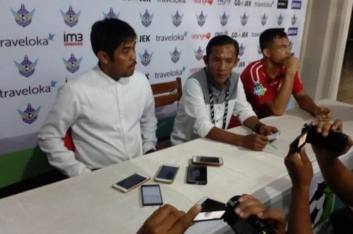 Pelatih Nilmaizar (kiri) dan bek Hamdi Ramdhan (kanan) mewakili Semen Padang memberikan keterangan ke media setelah mengalahkan tuan rumah Persegres Gresik United di Stadion Tri Dharma, Gresik, Jumat (21/4/2017) sore. 