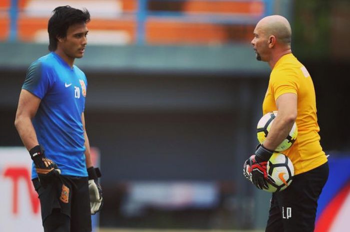 Muhammad Ridho (kiri) sedang berbincang dengan pelatih kiper Borneo FC, Luizinho Passos