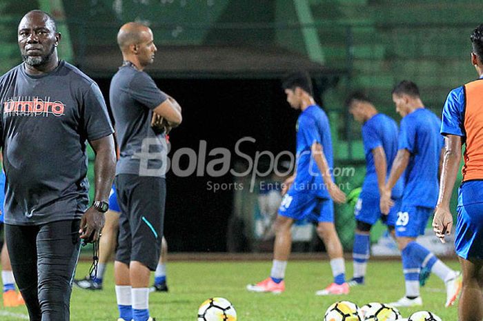           Pelatih Barito Putera, Jacksen F Tiago (kiri), memimpin latihan tim saat timnya melakukan 