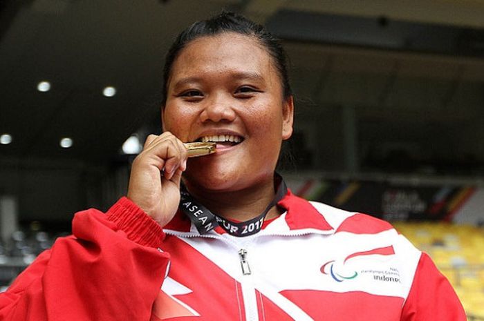 Atlet tolak peluru Indonesia, Suparni Yati, berpose dengan medali emas yang didapat dari nomor F20 putri pada ASEAN Para Games 2017 yang berlangsung di Stadion Bukit Jalil, Kuala Lumpur, Rabu (20/9/2017).