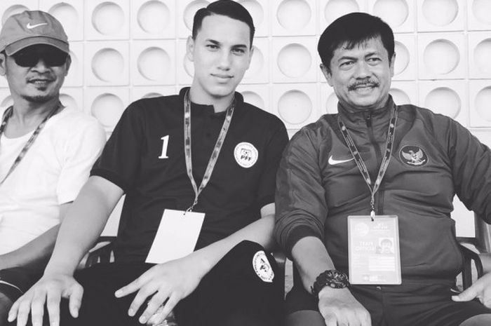 Indra Sjafri duduk bersama kiper Filipina untuk saksikan pertandingan Vietnam vs Filipina