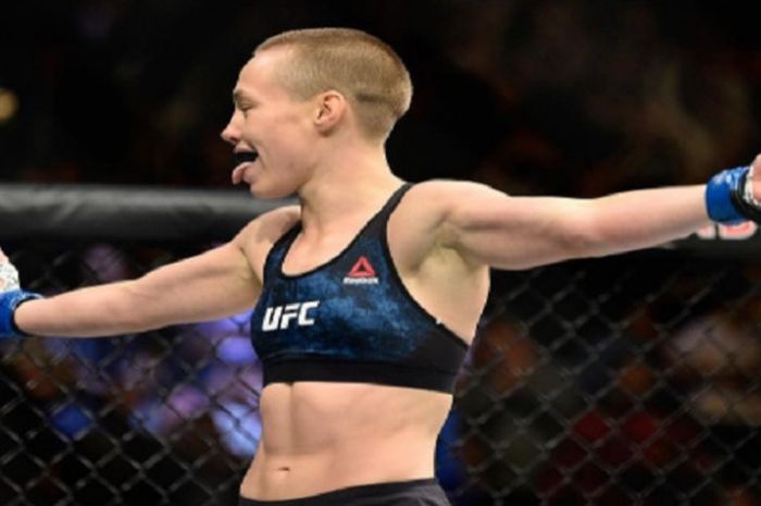 Reaksi Rose Namajunas usai berhasil mengalahkan Joanna Jedrzejczyk dalam ajang UFC 217.