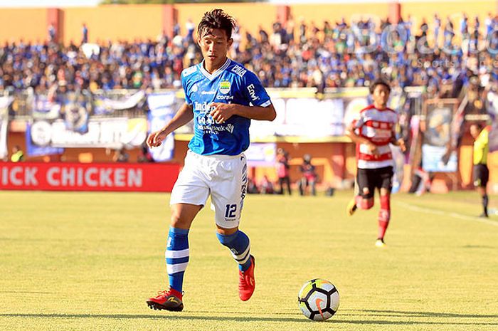 Aksi pemain belakang Persib Bandung, Henhen Herdiana.