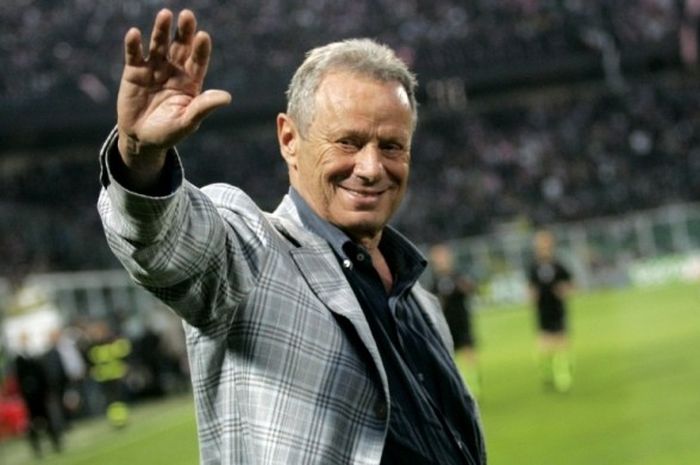 Presiden Palermo, Maurizio Zamparini, melambaikan tangan dalam laga semifinal Coppa Italia melawan AC Milan di Stadion Renzo Barbera, Palermo, 10 Mei 2011.