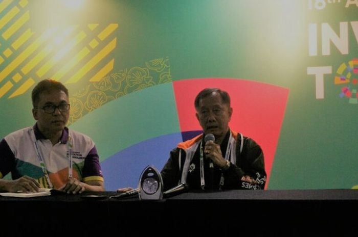 Technical Delegate cabang olahraga bola voli indoor pada Asian Games 2018, Shanrit Wongprasert (kanan) berbicara dalam konferensi pers seusai laga semifinal, Rabu (14/2/2018).