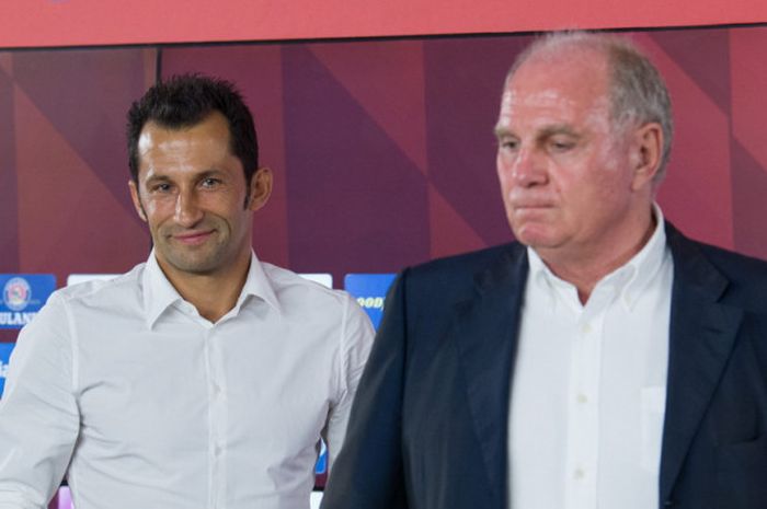 Direktur Olahraga Bayern Muenchen yang baru, Hasan Salihamidzic (kiri), saat diperkenalkan oleh pihak klub bersama President Klub, Uli Hoeness, di Muenchen, jerman, pada Senin (31/7/2017).