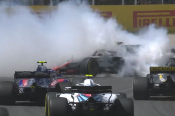 Kepulan asap keluar dari mobil pebalap Haas Romain Grosjean yang mengalami spin pada balapan seri kelima GP Spanyol di Sirkuit Catalunya, Barcelona, Minggu (13/5/2018).