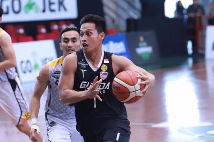 Pemain Garuda Bandung (jersey hitam) tengah beraksi pada ajang IBL GO-JEK Tournament, di GOR Sritex, Solo, Jawa Tengah, Kamis (18/10/2018).