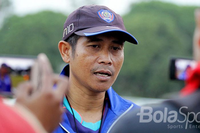 Pelatih Arema FC, Joko Susilo, berbicara kepada media saat memimpin latihan tim di lapangan Dirgantara Malang, Jawa Timur (07/08/2017).