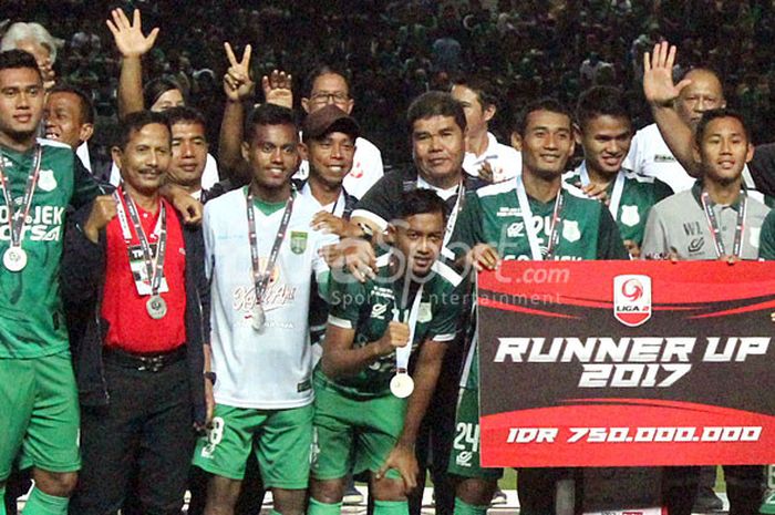  Pelatih PSMS Medan, Djajang Nurdjaman (kedua dari kiri) , ikut merayakan sukses timnya meraih peringkat kedua Liga 2 tahun 2017 dengan naik podium di Stadion Gelora Bandung Lautan Api, Bandung, Selasa (28/11/2017). 