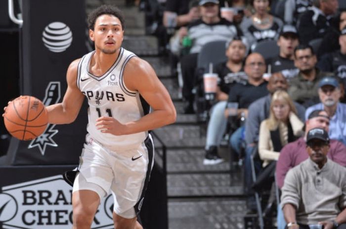 Guard San Antonio Spurs, Bryn Forbes, mendribel bola saat membela timnya menghadapi Phoenix Suns pada lanjutan musim reguler NBA 2018-2019 di AT&T Center, San Antonio, Texas, Amerika Serikat. Spurs menang dengan skor 111-86.