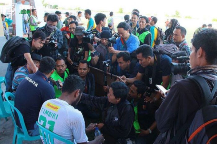 Konferensi pers manajemen persebaya setelah laga melawan Persatu Tuban  di Stadion Loka jaya, Senin (28/8/2017) sangat minim fasilitas.