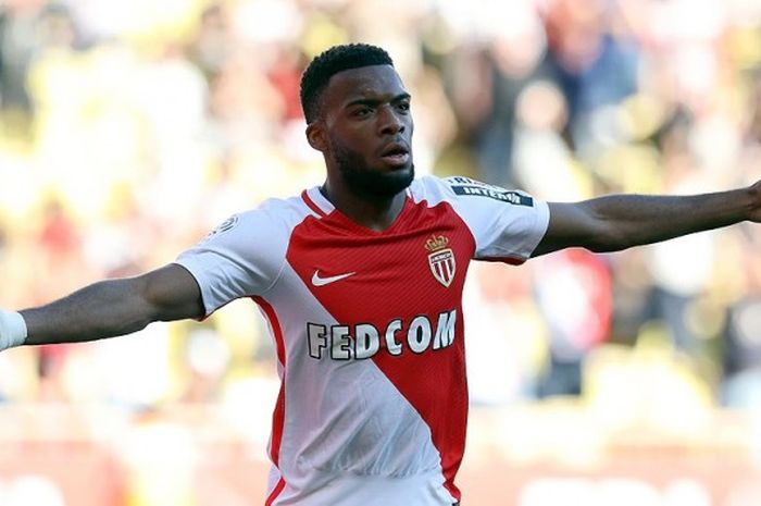 Gelandang AS Monaco, Thomas Lemar, melakukan selebrasi seusai mencetak gol ke gawang Toulouse dalam laga lanjutan Liga Prancis 2016-2017 di Stadion Louis II, Monaco, (29/4/2017).