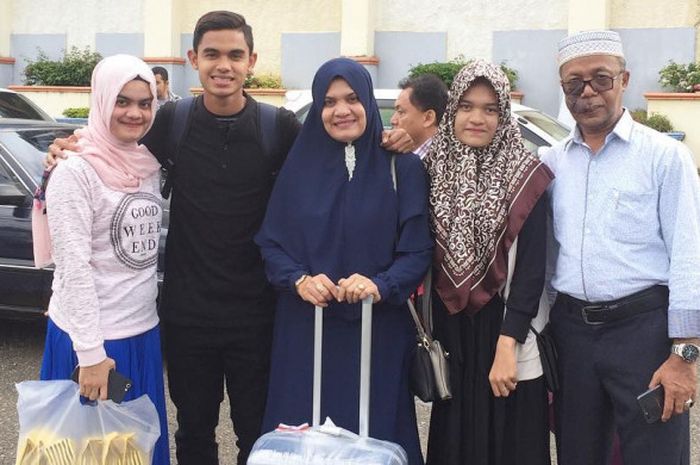 Winger timnas Indonesia, Miftahul Hamdi, saat dijemput keluarganya di Bandara Sultan Iskandar Muda, Banda Aceh, Senin (27/11/2017).