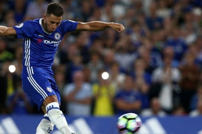 Eden Hazard mencetak gol Chelsea ke gawang West Ham United pada partai Premier League di Stadion Stamford Bridge, Senin (15/8/2016). 