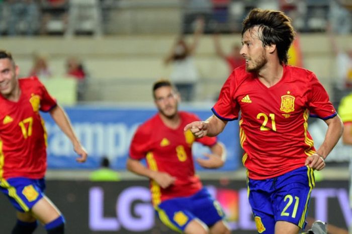 Gelandang Spanyol, David Silva (kanan), merayakan gol yang dia cetak ke gawang Kolombia dalam laga persahabatan di Stadion Condomina, Murcia, pada 7 Juni 2017.