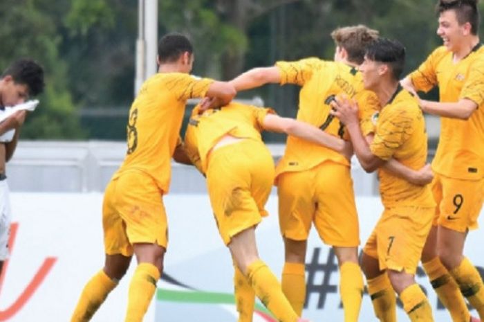 Sejumlah pemain Timnas U-16 Australia bersukacita di samping seorang pemain Timnas U-16 Irak untuk merayakan kemenangan 2-1 dalam duel Grup D Piala Asia U-16 2018 di Stadion Arena UM, Kuala Lumpur, Malaysia, Selasa (25/9/2018) sore WIB.